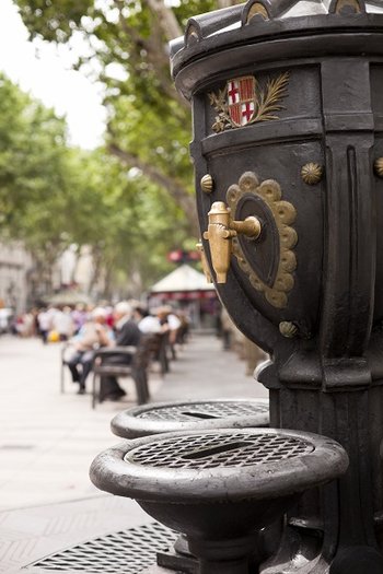 Fontanna przy Las Ramblas w Barcelonie (Font de Canaletes)
