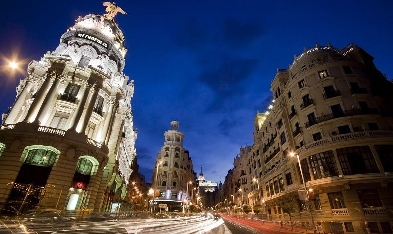 Madryt - Gran Via i Edificio de Metropolis