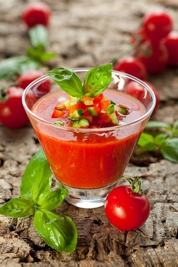 Przepis na gazpacho andaluz - najsłynniejszy hiszpański chłodnik, prosto z Andaluzji. Do tego kilka ciekawostek związanych z tą potrawą