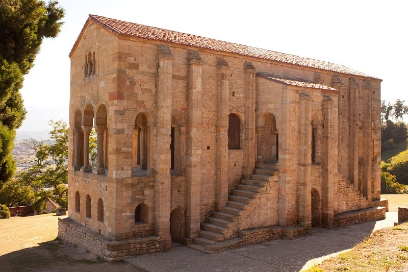 Kościów romański Santa Maria del Naranco w Oviedo w Księstwie Asturii (Hiszpania)