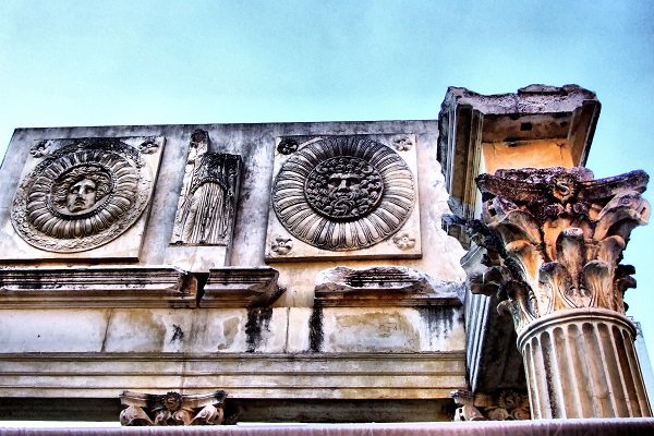 Merida - portyk na forum rzymskim (pórtico en el foro romano)