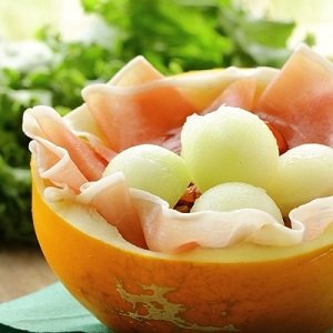 Melon z długo dojrzewającą szynką serrano lub parmeńską