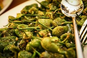 Wybone zielone papryczki z niespodzianką czyli przepis na pimientos de Padrón z hiszpańskiej Galicji