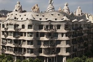 La Pedrera (Casa Mila) w Barcelonie - budowla zaprojektowana przez Gaudiego