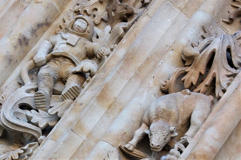 Rzeźba astronauty w portalu katedry w Salamance (Hiszpania)