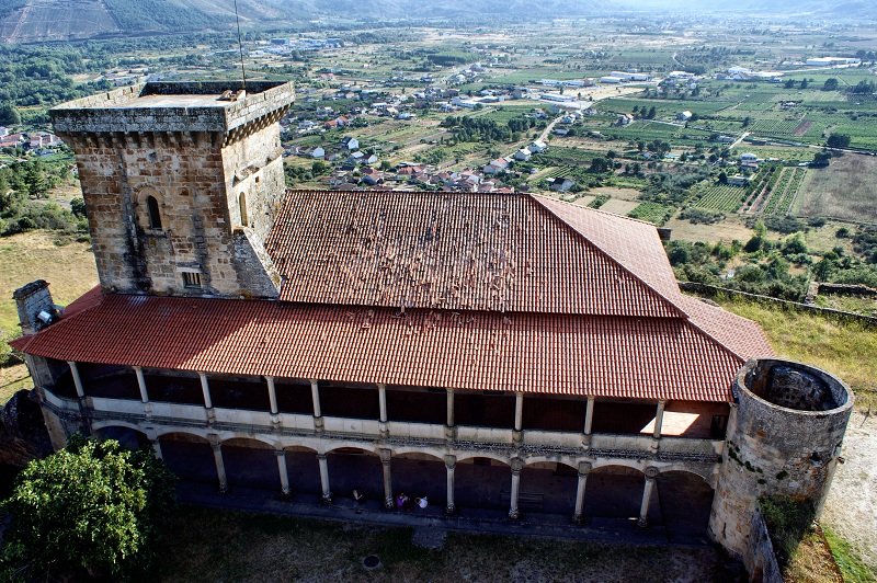 Zamek w Monterrei oraz winnice w apelacji wina D.O. Monterrei w Hiszpanii