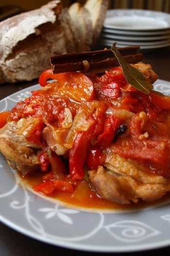 Pollo al chilindrón - słynne danie z kuchni aragońskiej w Hiszpanii
