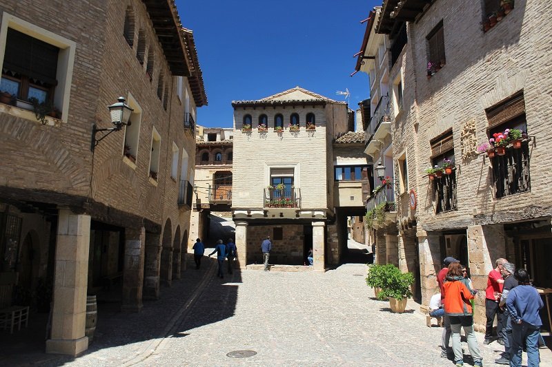 Rynek w wiosce Alquezar w Aragonii (Hiszpania)