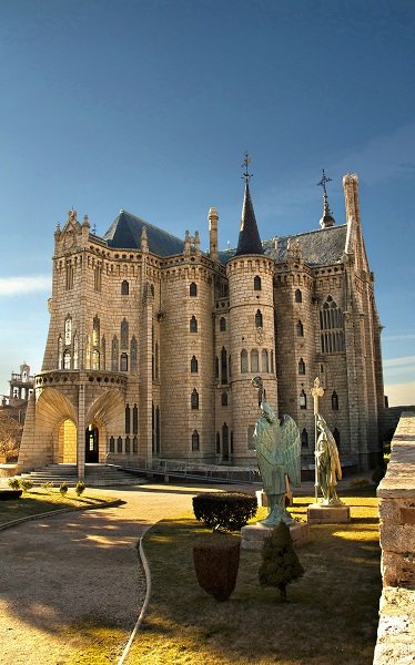 Jedno z trzech dzieł Antoniego Gaudiego wybudowanych poza Katalonią to Pałac Biskupi w Astorga