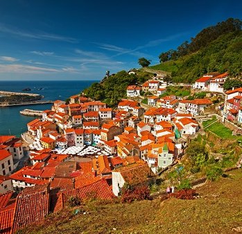 Cudillero to piękna wioska z portem rybackim na wybrzeżu Asturii w północnej Hiszpanii