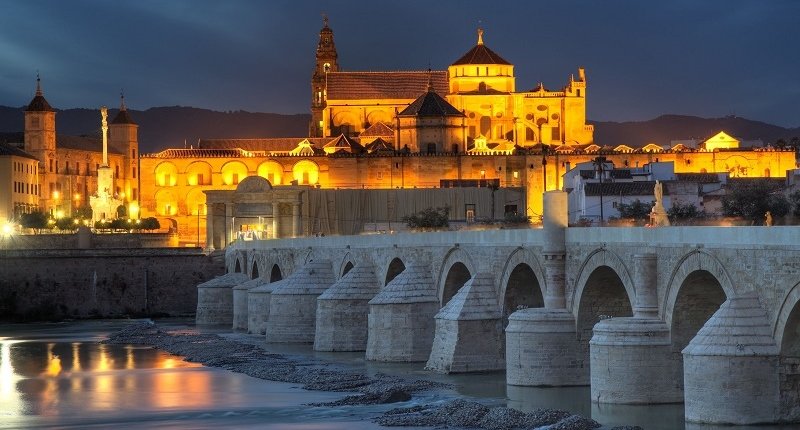 Kordoba, Hiszpania - most Puente Romano i Mezquita