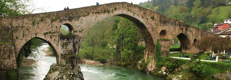Puente Romano - most rzymski w Cangas de Onis w Asturii