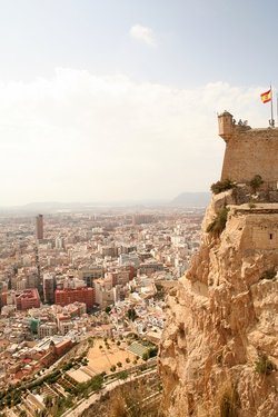 Zwiedzając Alicante nie można pominąć górującego nad miastem zamku Św. Barbary