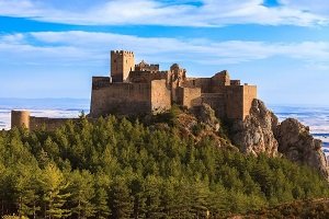 Castillo de Loarre - średniowieczny, romański zamek Loarre w północnej Hiszpanii (Aragonia)