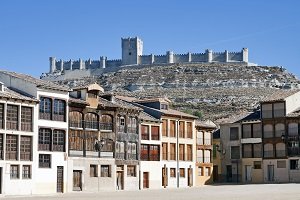 Castillo de Peñafiel zamek pośród winnic DO Ribera del Duero