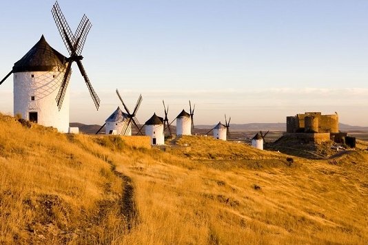 Słynne hiszpańskie wiatraki z miejscowości Consuegra w Kastylii la Manchy
