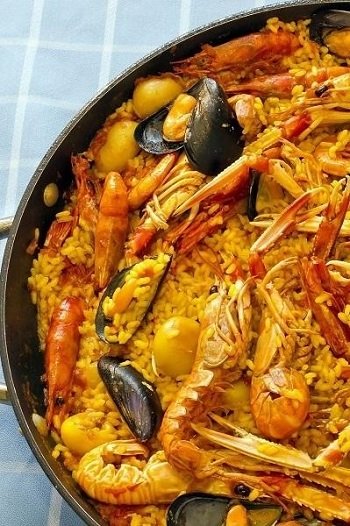 Kuchnia hiszpańska  - paella z owocami morza to jeden z przysmaków regionalnej gastronomi w Walencji