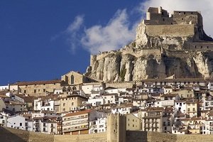 Średniowieczne miasteczko z zamkiem w Hiszpanii niedaleko Walencji