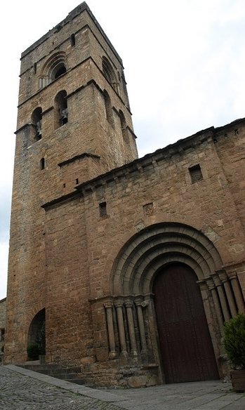 Wieża z dzwonnicą w miejscowości Ainsa w Aragonii
