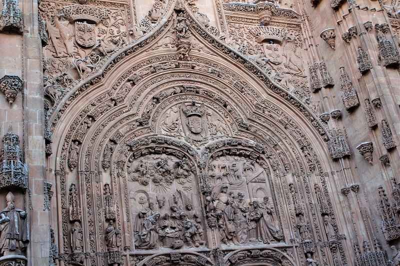 Gotycki portal w głównej fasadzie Katedry w Salamance (Hiszpania)