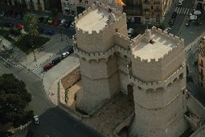 Średniowieczne wieże Torres de Serrano w Walencji