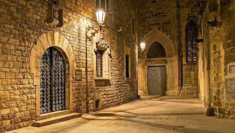 Dzielnica Gotycka w Barcelonie kryje labirynty ciasnych kamiennych uliczek oraz romantycznych zaułków