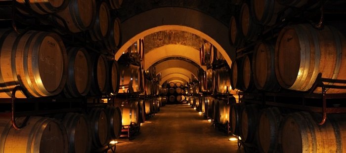 Wino Luzon - dojrzewanie wina w beczce w Bodegas Luzón