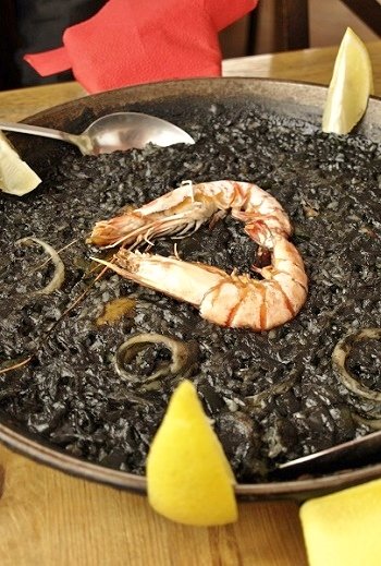 Kuchnia hiszpańskiego Lewantu - czarna paella czyli arroz nego