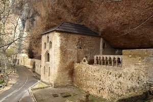 Monasterio San Juan de la Peña w północnej Hiszpanii (Aragonia, Prowincja Huesca)