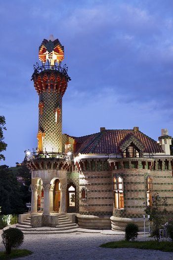 Comillal, Hiszpania - El Capricho czyli letnia willa na wybrzeżu Kantabrii zaprojektowana przez Antoniego Gaudiego