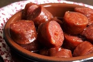 Chorizo w cydrze - przepis na hiszpańską przekąskę chorizo a la sidra