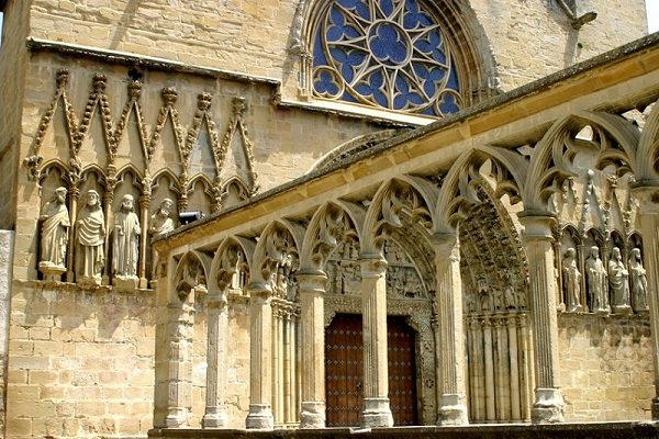 Olite, Hiszpania - kościół.jpg