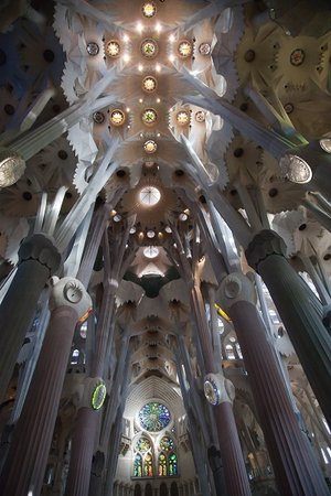 Wnętrze kościoła Sagrada Familia w Barcelonie