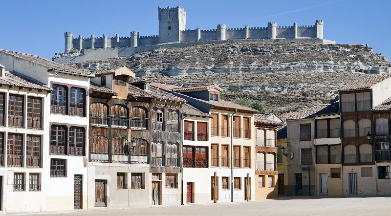 Zamek górujący nad wioską Penafiel - Hiszpania, Kastylia i Leon