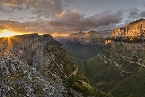 Zwiedzanie parku narodowego Parque Nacional de Ordesa y Monte Perdido w Pirenejach Aragońskich (Hiszpania)