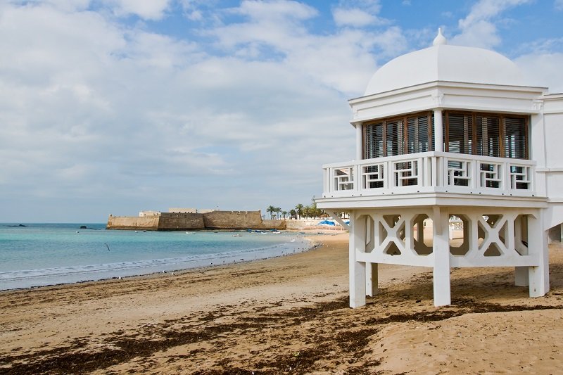 Playa de la Caleta to najsłynniejsza plaża w Kadyksie. Poznaj ciekawostki na jej temat.