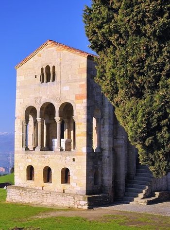 Romański kościół Santa Maria del Naranco to zabytek Oviedo w Hiszpanii (Asturia) wpisany na listę UNESCO